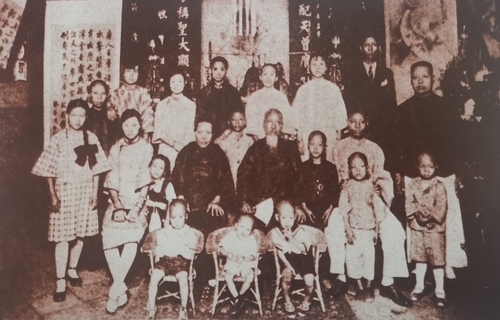 祖国永远不会忘记 台湾同胞对祖国传统文化的眷恋并未因为日本殖民当局的镇压而减弱。图为坚持穿着传统中式服饰的台湾家庭合影。