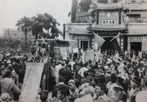 祖国永远不会忘记 台湾同胞欢庆台湾回归祖国。