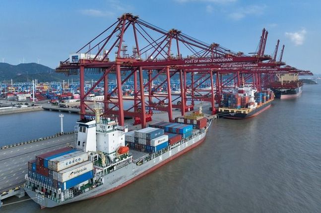 以习近平同志为核心的党中央引领中国经济社会高质量发展迈向新境界