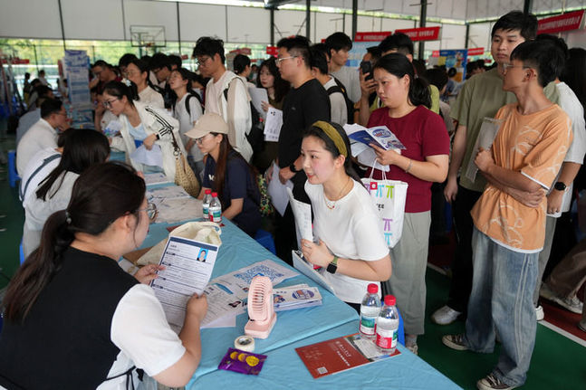 以习近平同志为核心的党中央引领中国经济社会高质量发展迈向新境界