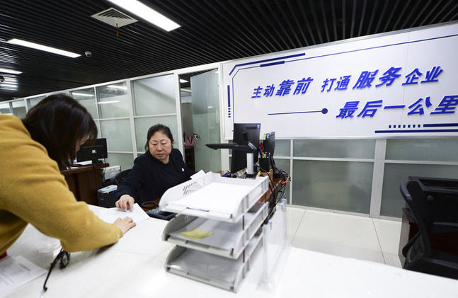 以习近平同志为核心的党中央引领中国经济社会高质量发展迈向新境界