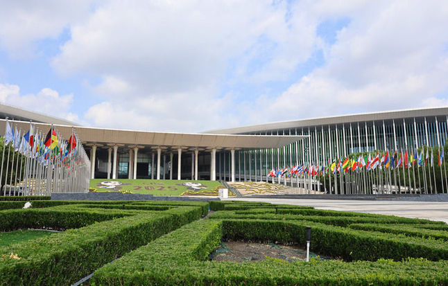 以习近平同志为核心的党中央引领中国经济社会高质量发展迈向新境界