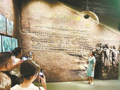 肖迪委员（右）在沈阳“九·一八”历史博物馆国歌墙前清唱《义勇军誓词歌》。